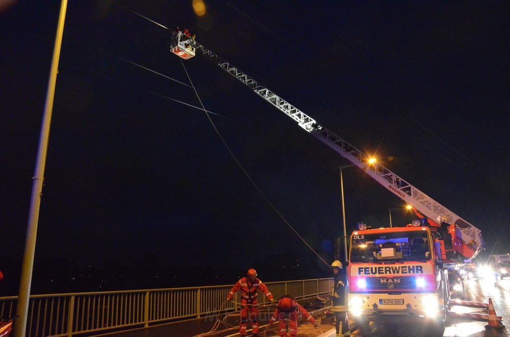 Einsatz BF Hoehenretter Koelner Seilbahn Hoehe Zoobruecke P2326.JPG